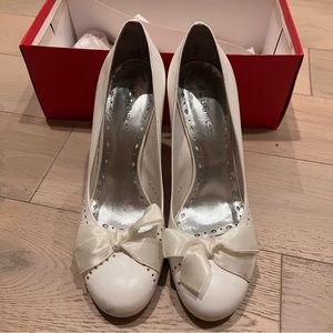 White BCBG Girls Women Kitten Heels | Size 8 Vintage Mid 2000s White Bow Detail